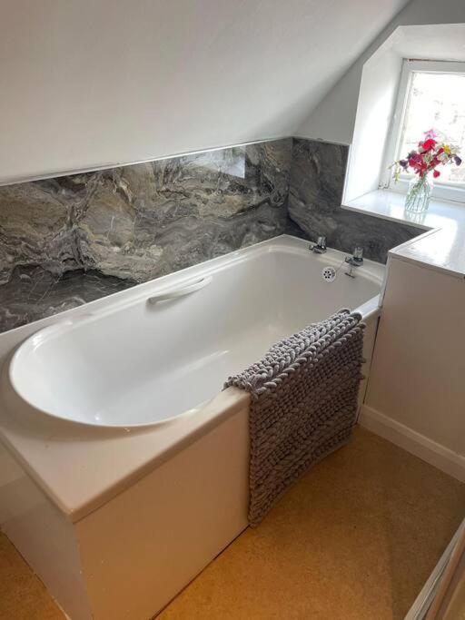 Honeycomb Cottage Newburgh  Екстериор снимка